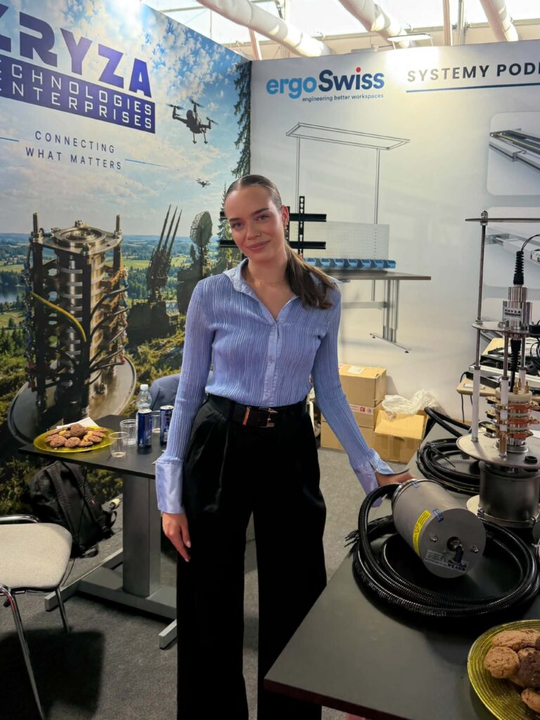 Hostessa na targi MSPO J9Njl6BI Agencja Hostess i Modelek Artisio Wydarzenie